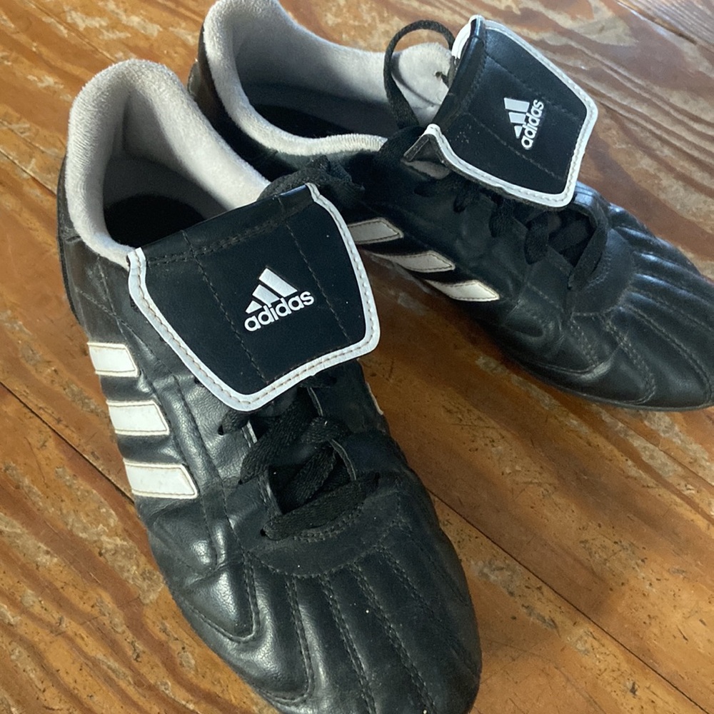 Adidas cleats size 6   A classic